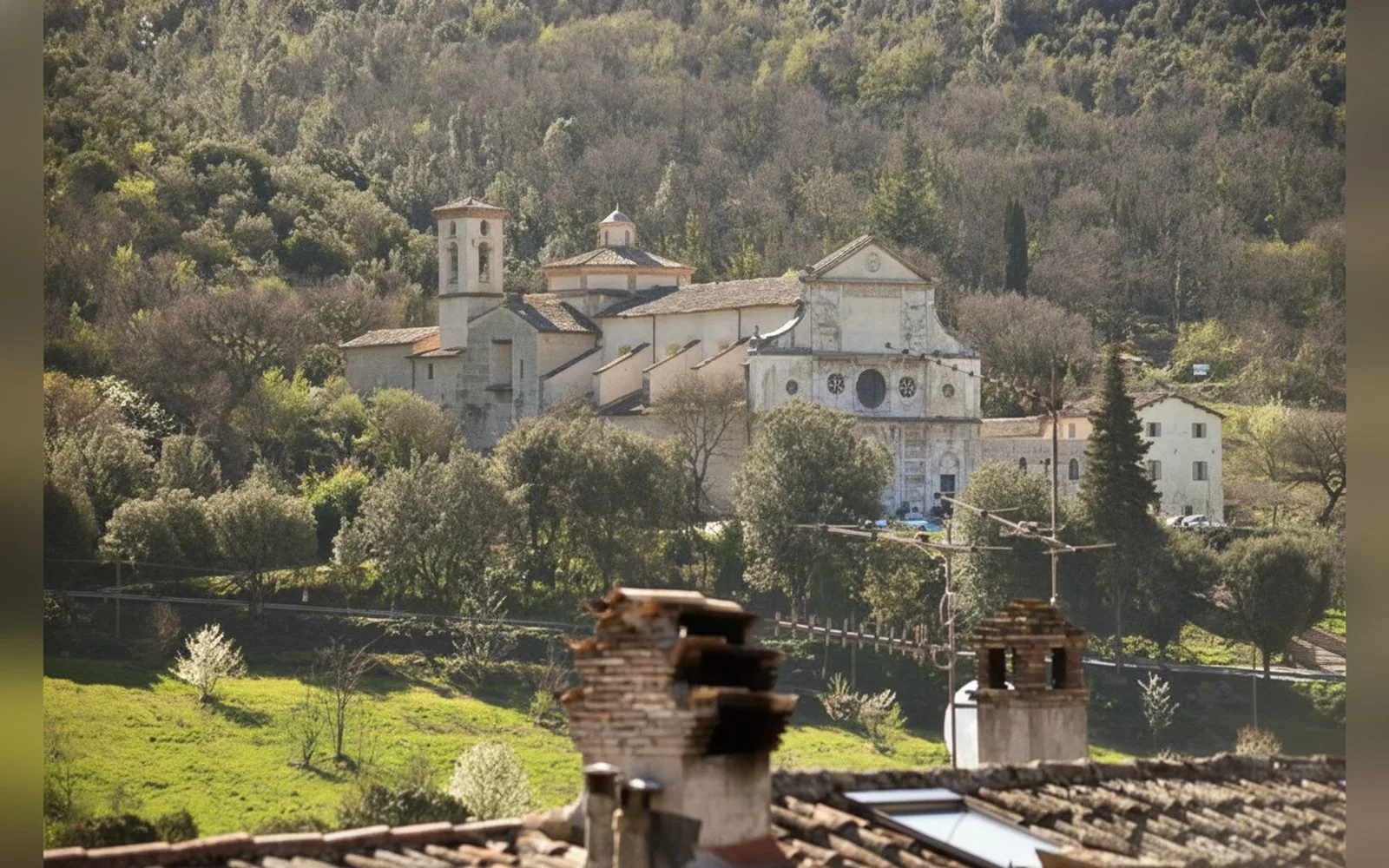 Il centro storico di Spoleto visto dai tetti, con la chiesa di San Pietro sullo sfondo