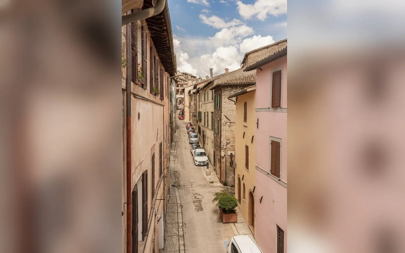 Una via in salita del centro storico di Spoleto vista dall&rsquo;alto